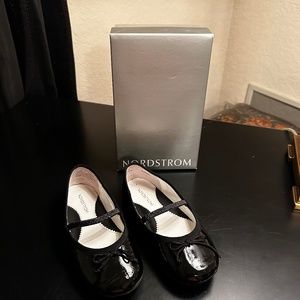 Nordstrom Girls Black Patent Shoes with Elastic Strap. Size 9.5 M